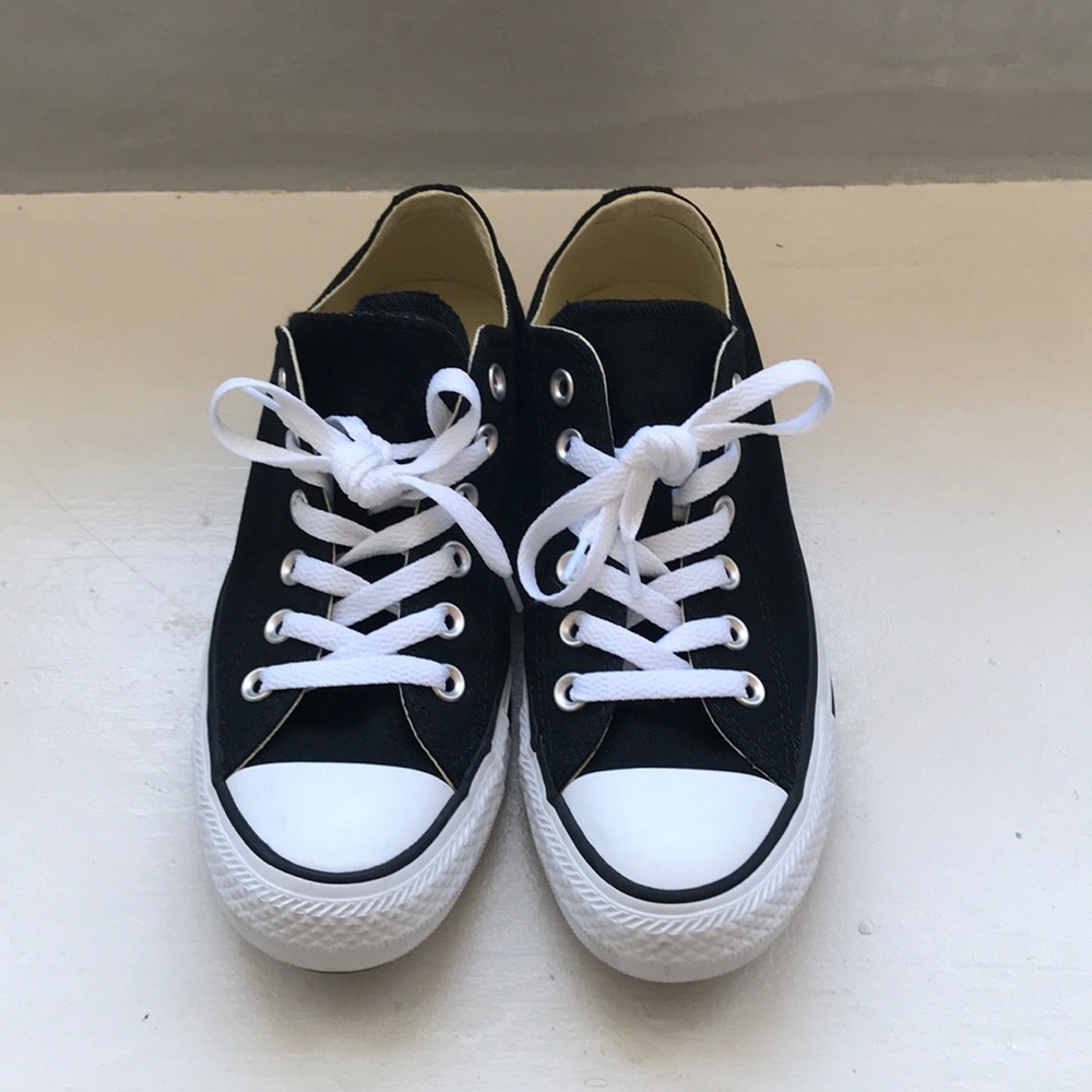 Black low cut converse all stars